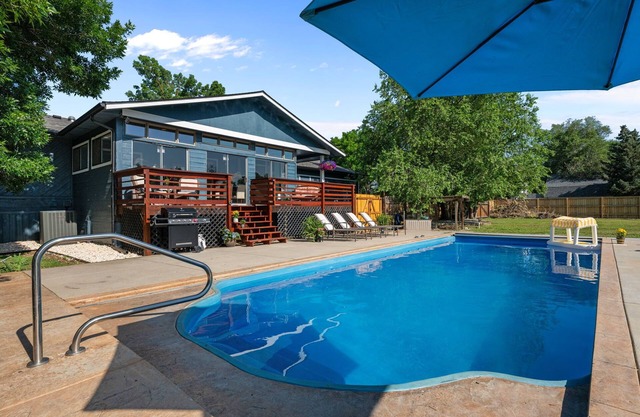 Golden Ranch with Private Heated Pool, Sunroom and Firepit. Conveniently located