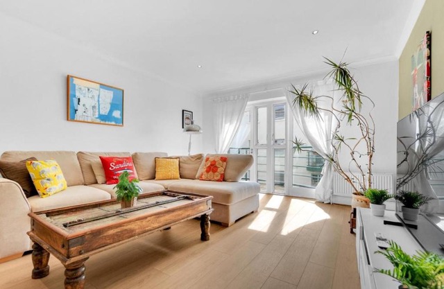 Golden Sunset House with free parking by My Getaways