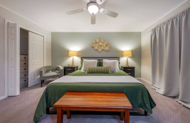Golf/4 BR 3 BA/Guest Suite/Fenced/East