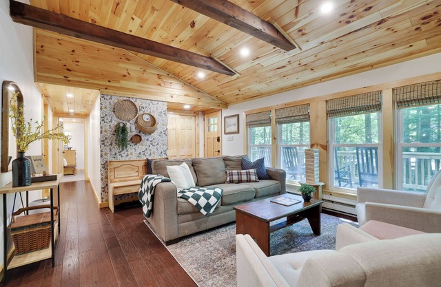 Golf Cart for rent, Kayaks & Game Room. Dog-Friendly Cabin w/Fireplace