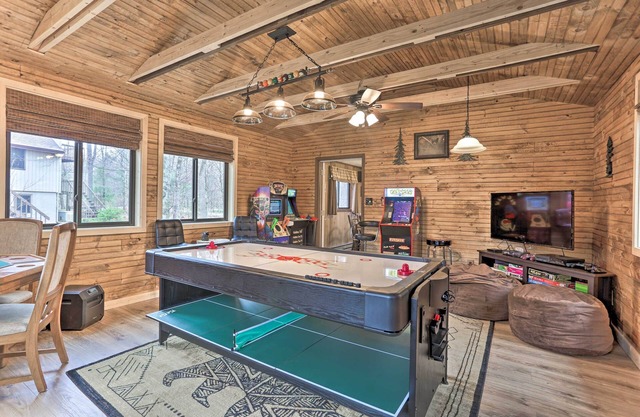 Golf Cart & Game Room: 'Bear Den' Pocono Lake Home