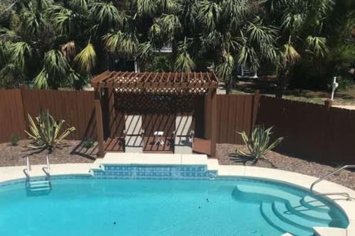Golf Cart Private pool Bay and Beach Access Pet Friendly