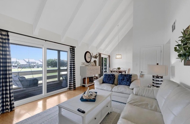 Golf Course 37c 2 Bedroom Condo by Redawning