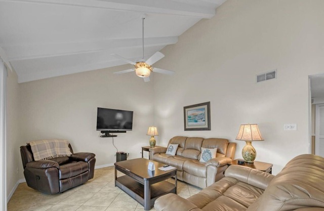 Golf Course 92g 2 Bedroom Condo by Redawning