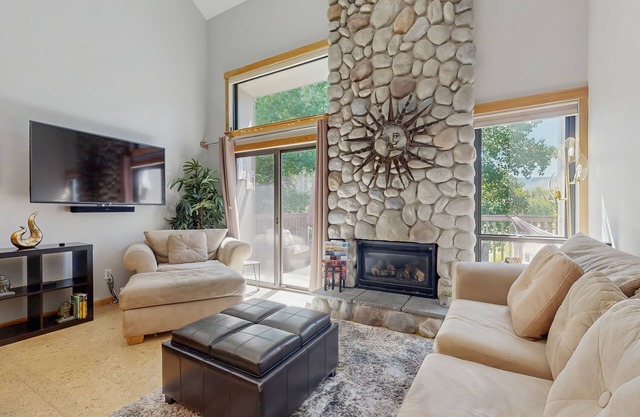 Golf Course Condo - dog friendly w/community pool, hot tub & tennis courts