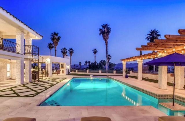 Golf Course Retreat Pool, Games, HotTub, 6 Bathrooms, Huge off street parking !