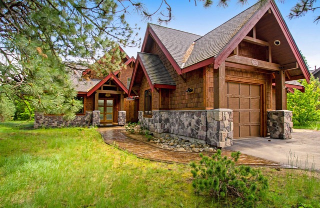 Golf-course-view cabin with hot tub, firepit, & grill - near hiking/biking