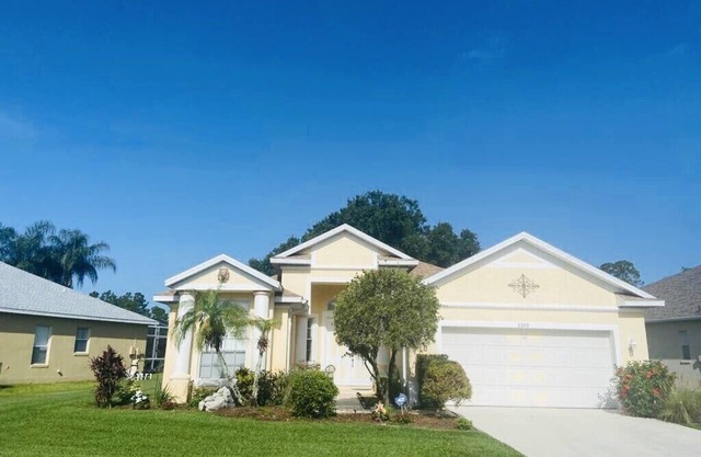 Golf course villa sleeps up to 6 ! With south facing pool.