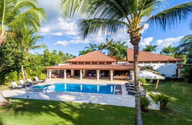 Golf Front Top Rated Villa 5BR with Pool, Jacuzzi, Cook & Maid, 2 Golf Carts