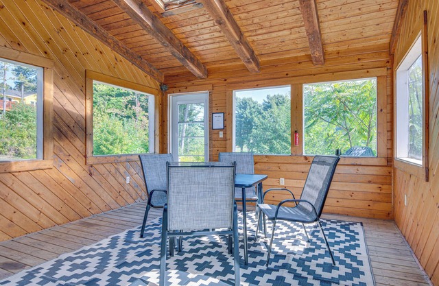Golf, Hike & Explore: Family Home in Pembroke!