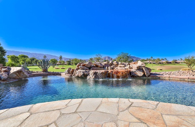 Golf Lovers' Haven: Luxury Living in the Heart of PGA West!