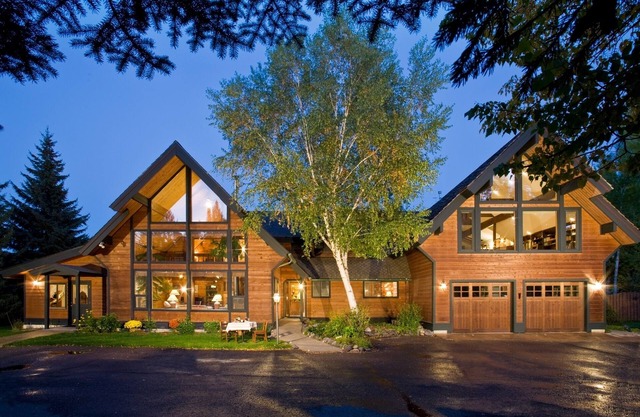 Good Medicine Lodge - Breakfast Included plus drinks and snacks