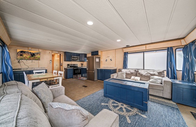 Good Times - 4 bedroom/Jack&Jill Bathrooms Houseboat with everything you need