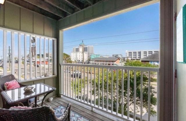 Good Vibes Carolina Beach - beautifully updated condo within walking distance to the Boardwalk villa