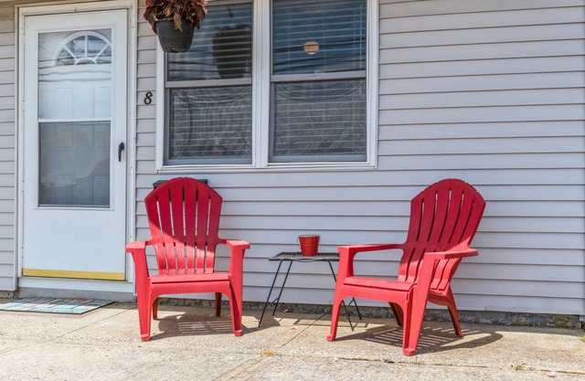 Gorgeous 1 Bedroom Condo Fully Furnished in the heart of the Shore
