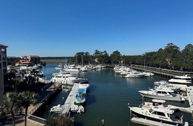 Gorgeous 2 bedroom villa overlooking Shelter Cove Harbour with pool and spa