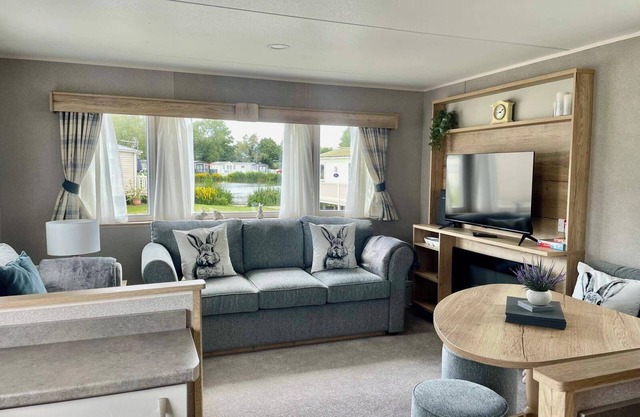Gorgeous 2 Bed Caravan in South Cerney