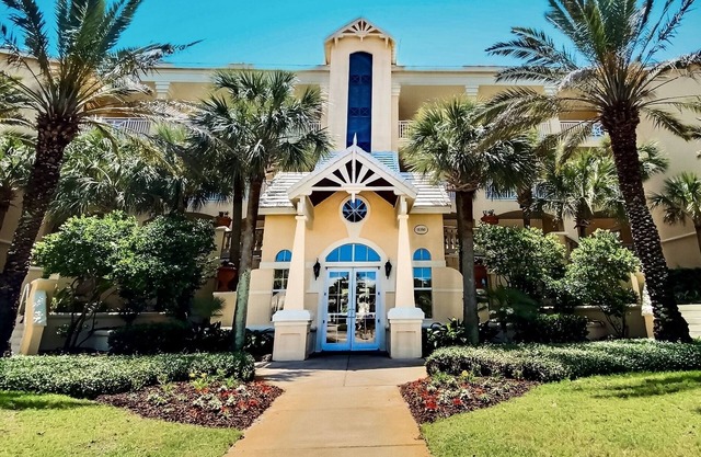 Gorgeous 2 Bedroom Beachfront condo. Direct Gulf views, top floor & pools!