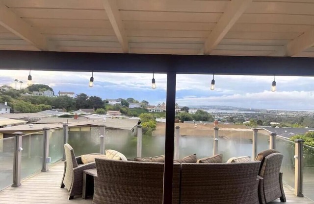 Gorgeous Bay & Ocean Views from large deck & homenn