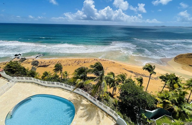 Gorgeous Beachfront Condo with Amaing Ocean View. walk to Beaches & Restaurants