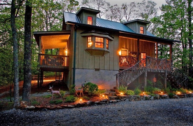 Gorgeous Cabin w/Wi-Fi + Hot Tub