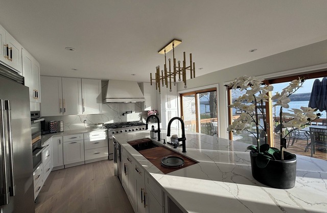 Gorgeous Completely Renovated Lakehouse, directly on lake. 20 mins to Cornell