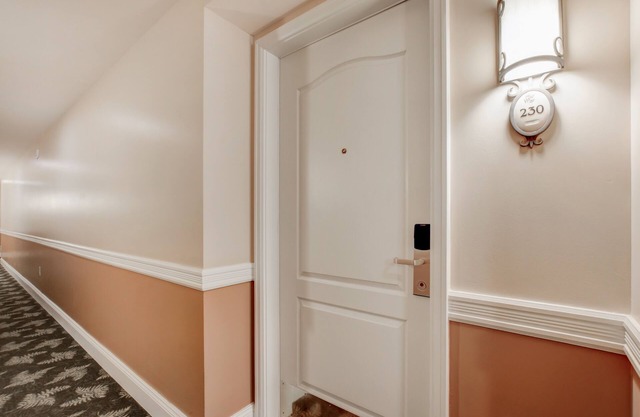 Gorgeous condo, super comfy, with view of the pool in Lake Las Vegas Village.