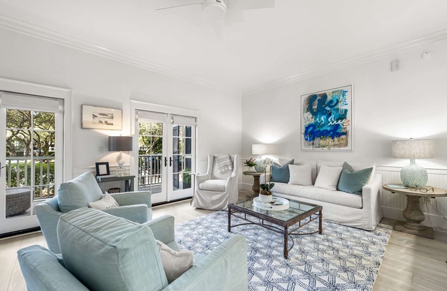 Gorgeous Condo 400 Steps to Beach Club. Walk to Shopping, Dining, and Seaside