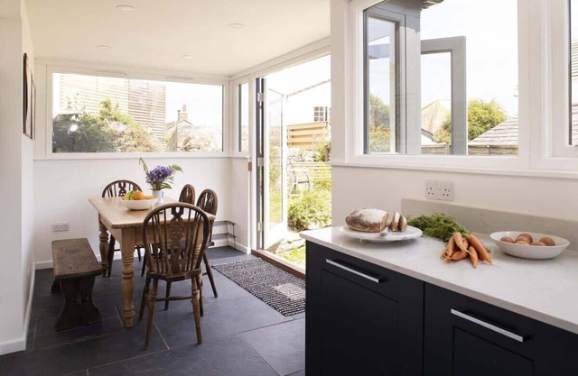 Gorgeous Cottage, Parking, Short Walk to Beach