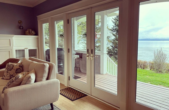 Gorgeous Cozy Spacious Bayfront home with Stunning Views and Beach Access