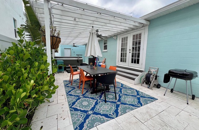 Gorgeous Craftsman Pool & Hot Tub Home, Walk to Downtown and Tampa Bay