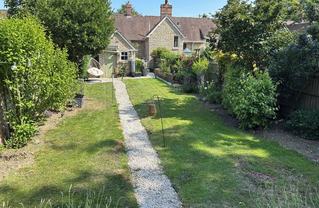 Gorgeous double room in lovely cottage. Bicester Motion Village Brackley Sstone