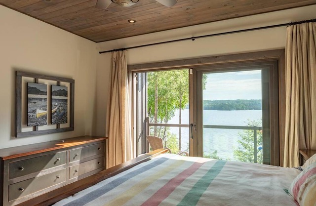 Gorgeous Family Cottage on Lake of Bays! Muskoka Room! Waterslide!
