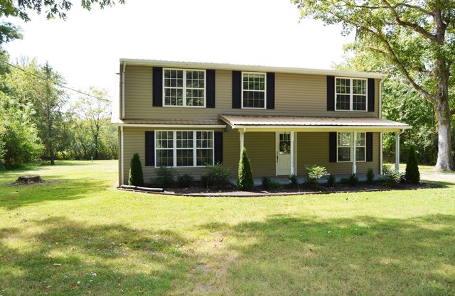 Gorgeous Farmhouse Hideout | Close to Everything ★ TN Tech ★Burgess Falls