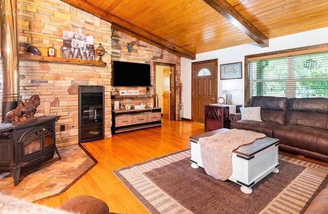 Gorgeous Gated Estate on 9.5 Acres - Wood Stove, Jetted Tub & Firepit