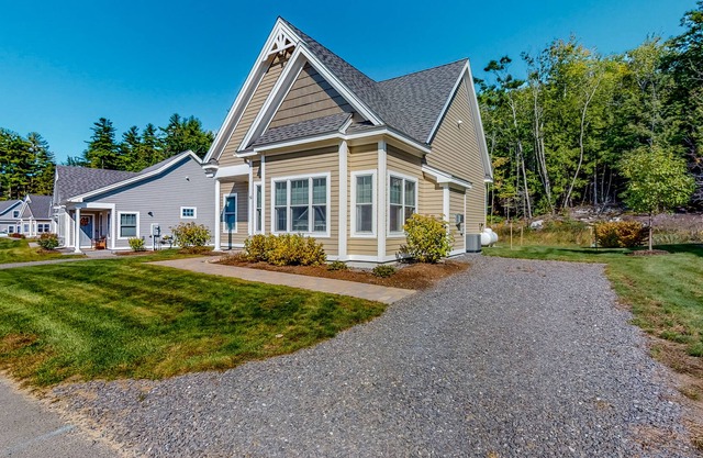 Gorgeous home with patio, fireplace, central AC, washer/dryer, gym & grill