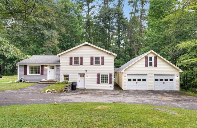 Gorgeous house on Highland Lake next to Pleasant Mountain!