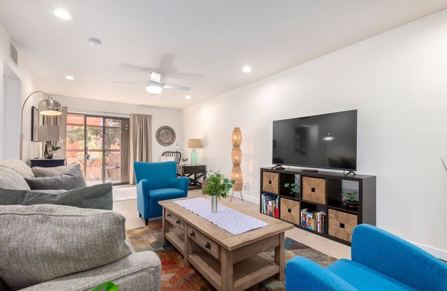 Gorgeous, Impeccable, Condo in Prime Location!