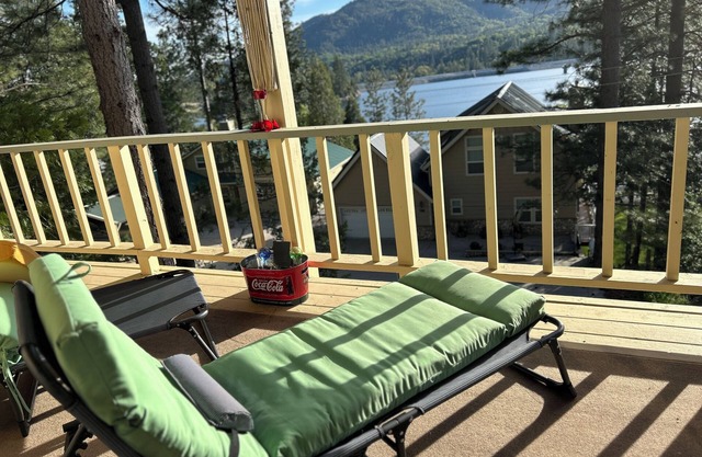 Gorgeous lake view chalet with private boat slip! No Pets. No smoking. 7 ppl.