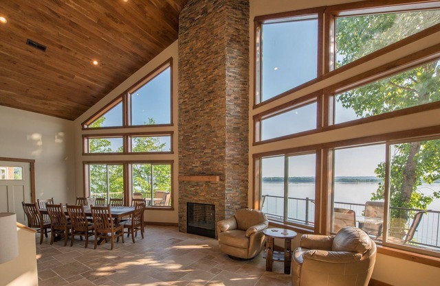 Gorgeous Lakefront Villa near the Smokies, On Douglas Lake!