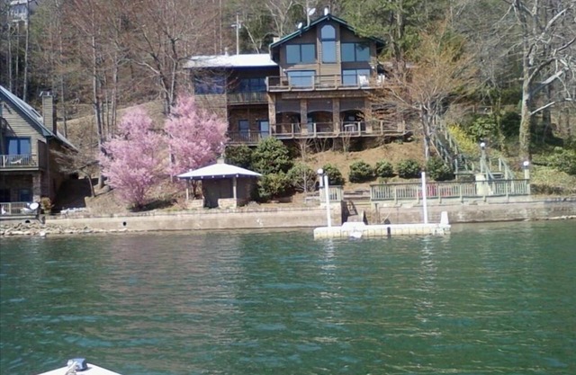 Gorgeous Mountain Home - Lakefront Property