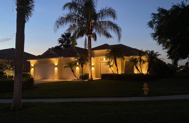 Gorgeous North Naples home w/pool & jacuzzi; minutes from Mercato and beach