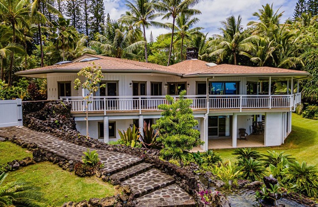 🌴 Gorgeous Oceanfront Luxury Retreat 🌊 private pool, black sand beach, pond, AC