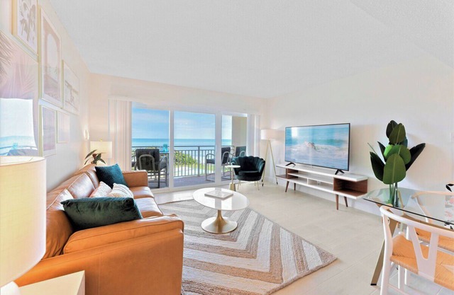 Gorgeous Oceanside Oasis w/Heated Pool, Oceanfront Patio & Steps to the Beach 🏖️☀️