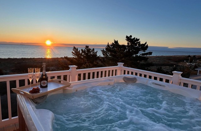 Gorgeous pano views, Beach Front Access and hot tub! Your peaceful escape!