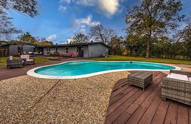 GORGEOUS POOL HOME IN THE HEART OF HOUSTON’S TOP TOURIST SPOTS! BEST LOCATION!!