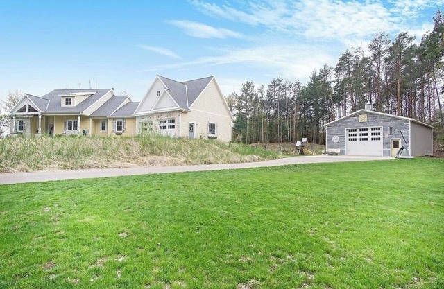 Gorgeous private farmhouse! Heated pool, hot tub & barn in winter. Sleeps 25