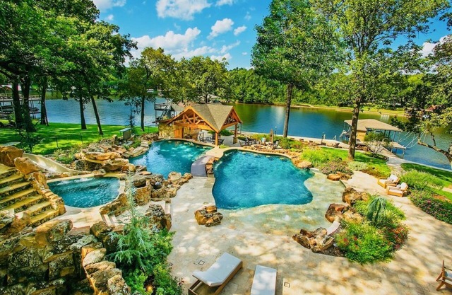 Gorgeous Resort-style Retreat on Cedar Creek Lake