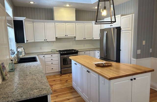 Gorgeous, Roomy and Quiet - North End Villa
