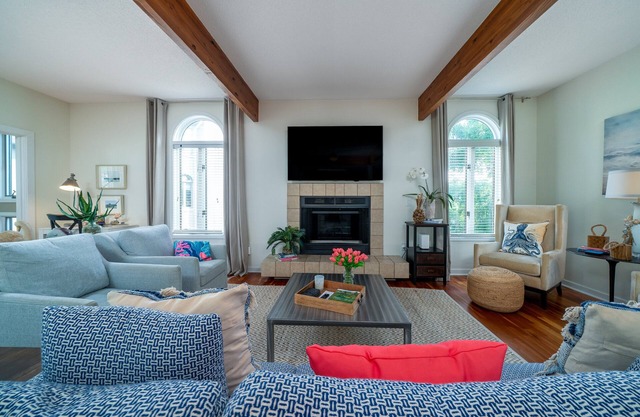 Gorgeous & Sophisticated Villa! Golf Views! Lovely Decor! Access to All Amenities! Pet Friendly